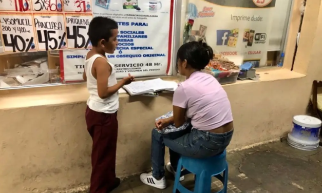 Niño de 8 años brinda asesoría a estudiantes de secundaria y bachillerato en Veracruz