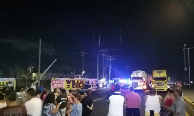 Bloquean avenida Rafael Cuervo por falta de luz en fraccionamientos de Veracruz