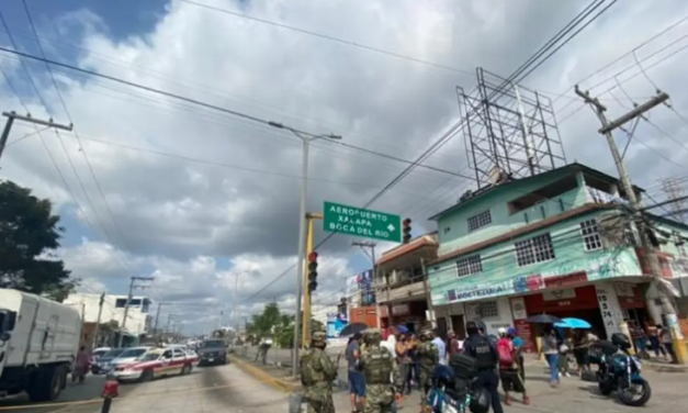 Padres de la escuela Josefa Ortiz de Domínguez bloquean J.B. Lobos, en Veracruz