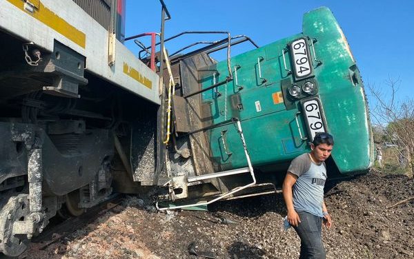 ARRASTRA TREN A TRAILER Y SE DESCARRILA EN CAMARÓN DE TEJEDA (FOTO Y VIDEO)