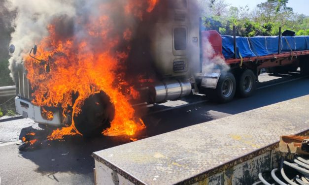 🔥SE INCENDIA 🚚TRAILER SOBRE LA AUTOPISTA PUEBLA-ORIZABA