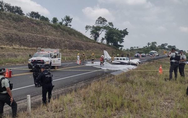 ATERRIZAJE DE AERONAVE EN AUTOPISTA TOTOMOXTLE