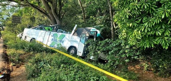 VUELCA CAMION DE TURISMO EN CATEMACO