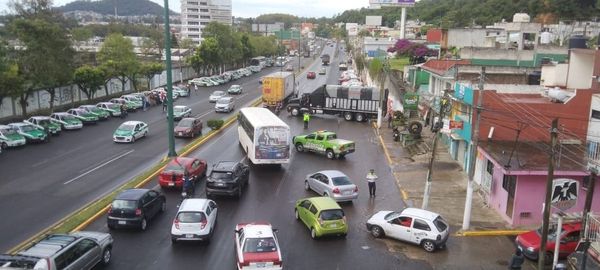 INTEGRANTES DE AMOTAC SE MANIFIESTAN SOBRE EL BULEVARD XALAPA-BANDERILLA