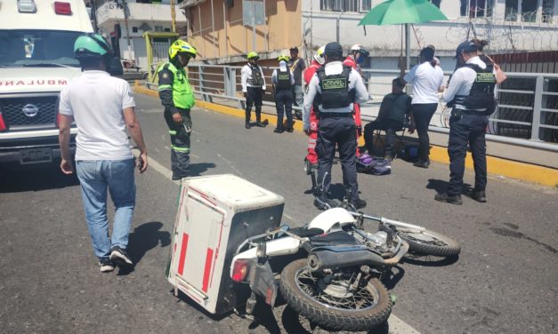 Motociclista herido al chocar contra automóvil