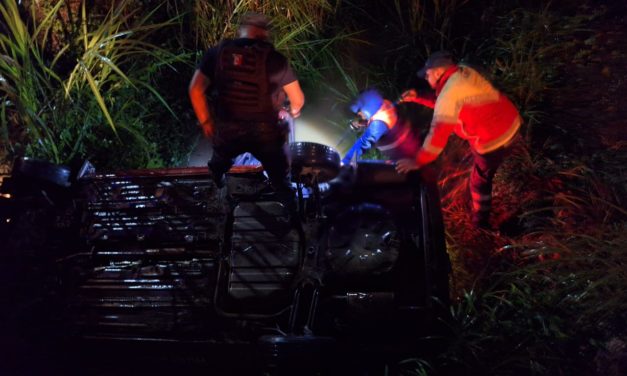 EL TAXI MARCADO CON EL No. 95 DE HUATUSCO CAYÓ A UN RIACHUELO EN MICHAPA