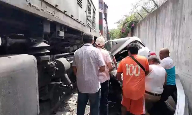 🚂EL TREN SE LLEVA VEHÍCULO EN EL PUERTO DE VERACRUZ (VIDEO)