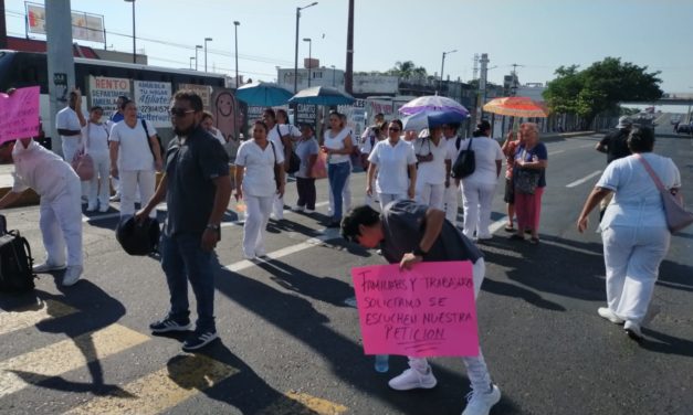 POR FALTA DE AIRE ACONDICIONADO EN EL IMSS BLOQUEAN AV. CUAHTEMOC