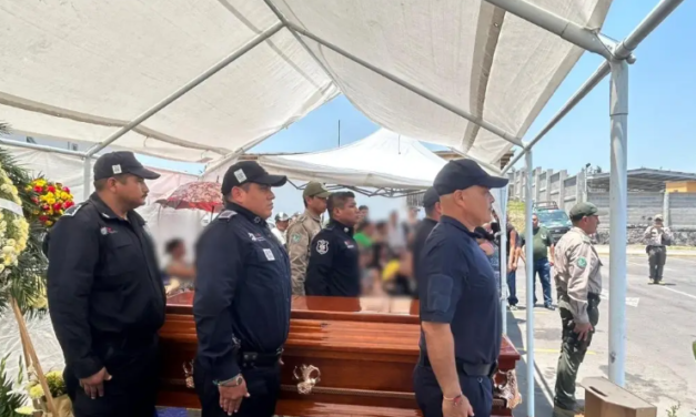 Despiden con guardia de honor a policía caído durante balacera en Veracruz