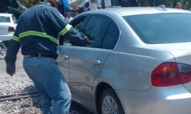 Carro se queda atorado sobre las vías del tren en carretera Veracruz-Xalapa