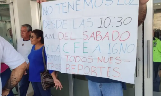 Llevan dos días sin luz 40 casas de la Carranza en Veracruz; protestan afuera de CFE