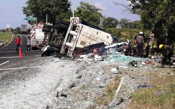 🚑FALLECEN 5 INTEGRANTES DE UNA FAMILIA TRAS CHOCAR CONTRA UN TRAILER