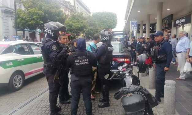 🚓DOS EMPLEADOS DE FINANZAS DETENIDOS POR AGREDIR A MOTOCICLISTA EN XALAPA, VERACRUZ