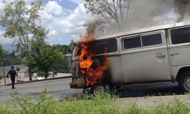 COMBI SE INCENDIA SOBRE CIRCUITO PRESIDENTES EN XALAPA