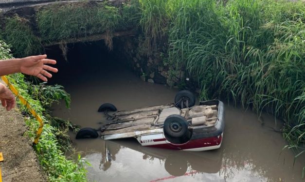 TAXISTA PIERDE LA VIDA AL CAER CON SU UNIDAD A CANAL DE AGUAS NEGRAS