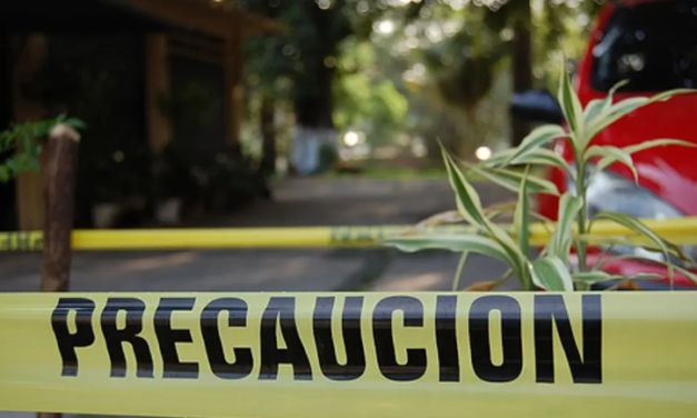 Taxi cae a socavón en colonia de Boca del Río