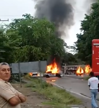 INCENDIA VEHÍCULOS EN TANTOYUCA (VIDEO)