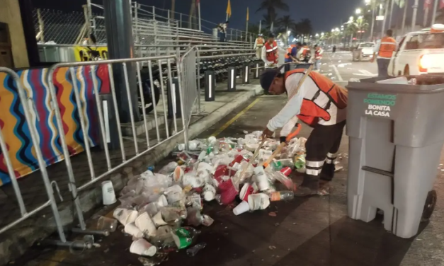 Barrenderos presumen su comparsa y limpian el bulevar tras desfiles del Carnaval de Veracruz