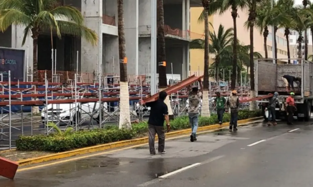 Inicia el levantamiento de gradas de Carnaval en el bulevar Ávila Camacho