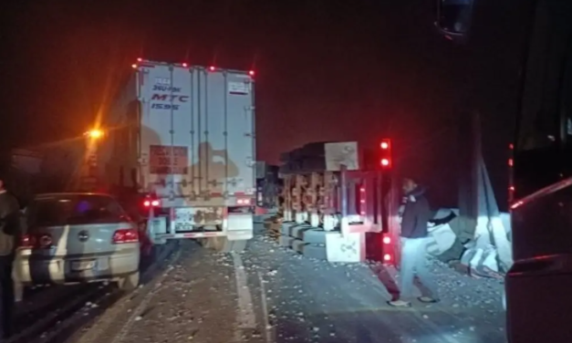 Filas de 20 km en la autopista Orizaba – Puebla ocasiona volcadura de tráiler