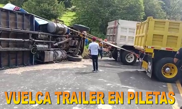 VUELCA TRAILER EN LA CARRETERA LIBRE XALAPA-PEROTE (VIDEO)