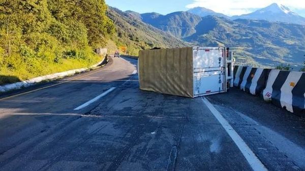 VUELCA TRÁILER EN CUMBRES DE MALTRATA