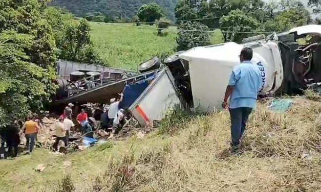 🚛VUELCA TRACTOCAMIÓN CARGADO CON 🍺CERVEZAS EN RANCHO TREJO EN LA REGIÓN DE CORDOBA