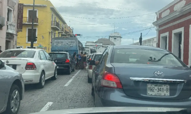 Caos vial frente a la Plaza de Artesanías de Veracruz