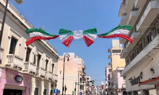 Ya se siente septiembre; colocan adornos patrios en avenida de Veracruz