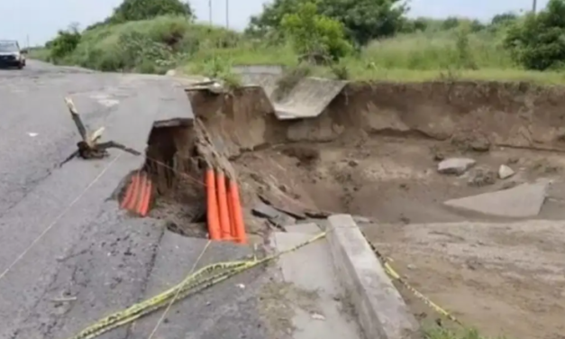 Enorme socavón en fraccionamiento Oasis de Veracruz