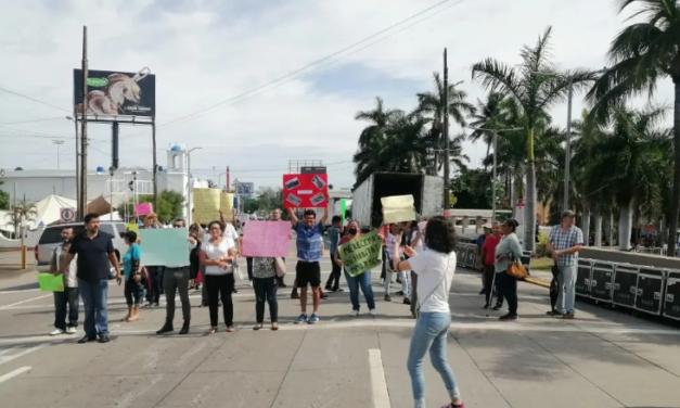 Vecinos de la Tampiquera bloquean carretera en Boca del Río, esta es la razón