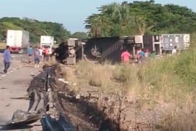 🚨Vuelca trailer cargado con plásticos