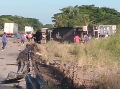 🚨Vuelca trailer cargado con plásticos