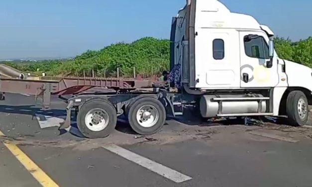 Cerrada circulación hacia Cardel vía autopista por accidente de tráiler