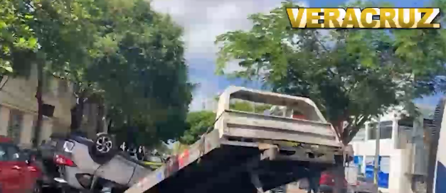 APARATOSA VOLCADURA EN CALLES DE VERACRUZ (VIDEO)