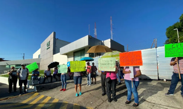 Vecinos de colonia Miguel Ángel de Quevedo se manifiestan en CFE