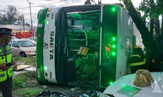 🚌VUELCA CAMIÓN DE PASAJE DE LA LINEA SAETA