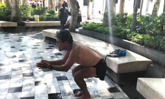 Se bañó en la fuente del zócalo de Veracruz; lo reprendieron, se enojó y discutió