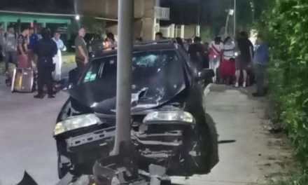 🚗TERMINA INCRUSTADO EN LUMINARIA TRAS ARROLLAR A MOTOCICLISTAS