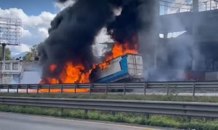 SE CALCINA TRAILER EN AUTOPISTA CORDOBA-ORIZABA