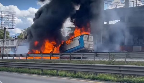 SE CALCINA TRAILER EN AUTOPISTA CORDOBA-ORIZABA