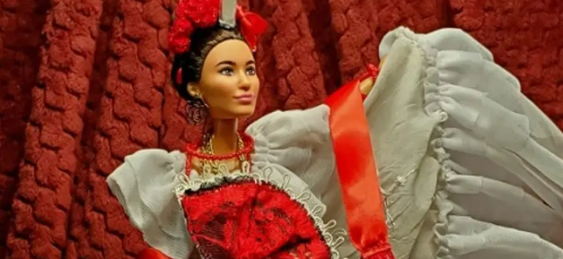 Norteamericana se enamoró de la cultura mexicana y crea la Barbie Jarocha