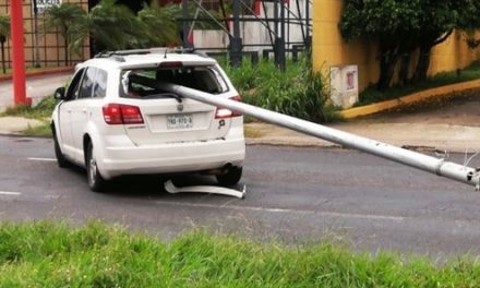 POSTE ATRAVIESA CAMIONETA Y CONDUCTOR PIERDE LA VIA