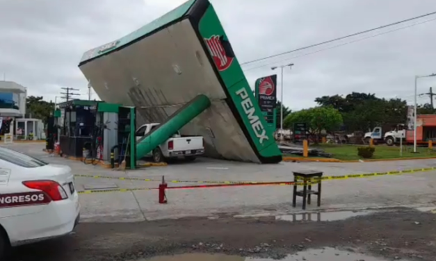 Techo de gasolinera de Tierra Blanca colapsa por fuertes vientos