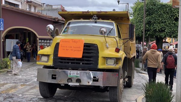 TRANSPORTISTAS BLOQUEAN CALLES DE COSCOMATEPEC