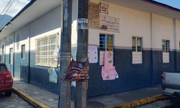 Abandonan bolsas de basura en escuela primaria de Río Blanco