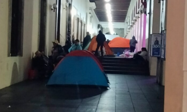 Colectivos de búsqueda instalan campamento en el pasillo de palacio de gobierno de Xalapa en demanda de audiencia con el gobernador