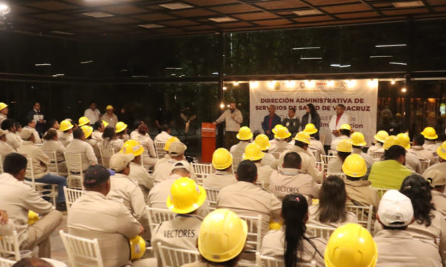 Entregan nuevos uniformes y equipo para trabajadores de vectores en Tuxpan y Poza Rica