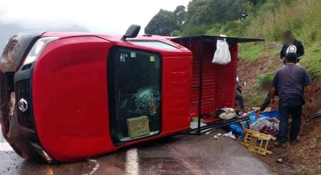 Mujer pierde la vida en fatal volcadura de camioneta en autopista Orizaba-Puebla