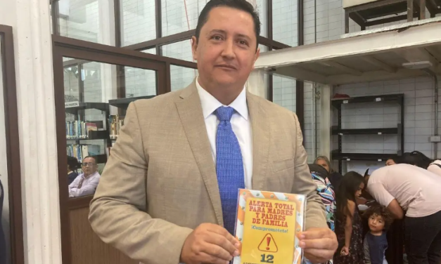 Presentan en Veracruz el libro Alerta total para madres y padres de familia